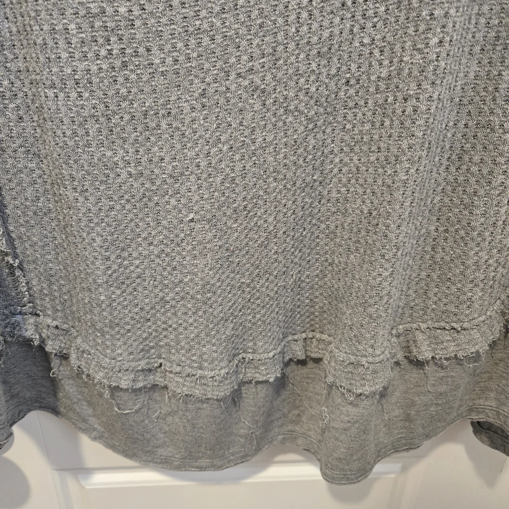 We The Free Gray V-Neck Oversized Distressed Long Sleeve Top Size Small - Picture 5 of 7